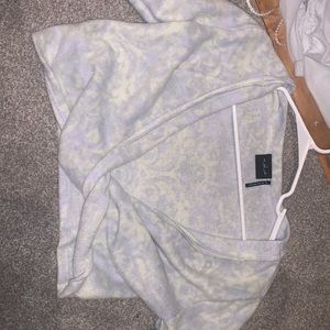 Never worn before middle tie long sleeve. So soft